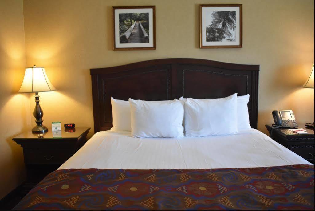 Cherokee Casino West Siloam Springs Resort Bagian luar foto